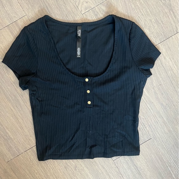 Super stretchy VS black silky ribbed button short sleeve crop top - Picture 8 of 9